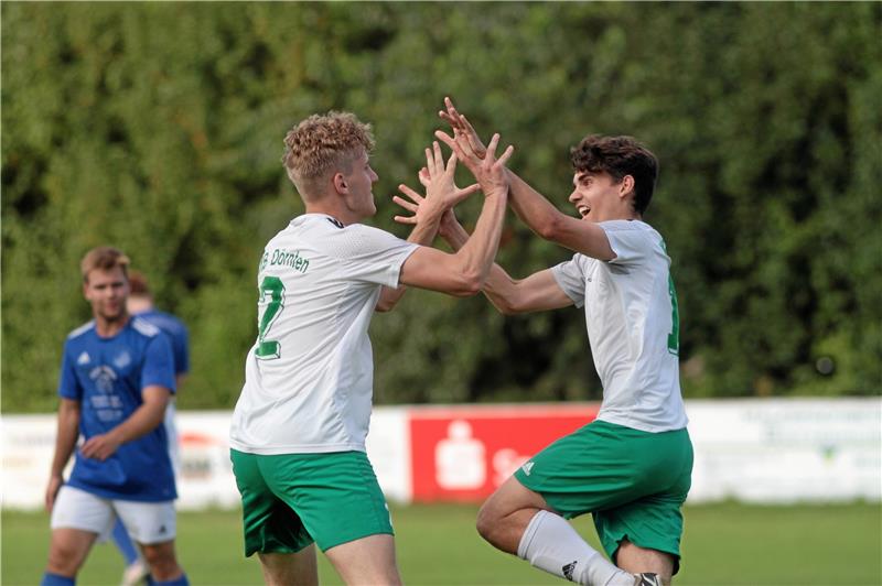 Oliver Eckart und Lutz Holze vom VfB Dörnten bejubeln einen Treffer beim 3:2-Erfolg des Aufsteigers gegen die 2. Mannschaft des FC Othfresen.  Foto: Gietemann