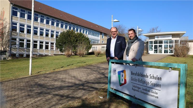 Zwei Männer stehen vor dem Gebäude der BBS Seesen.