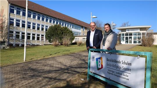 Zwei Männer stehen vor dem Gebäude der BBS Seesen.