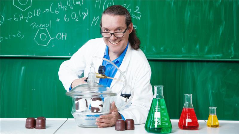 Oliver Grammel zeigt dem Nachwuchs, wie faszinierend Wissenschaft sein kann.