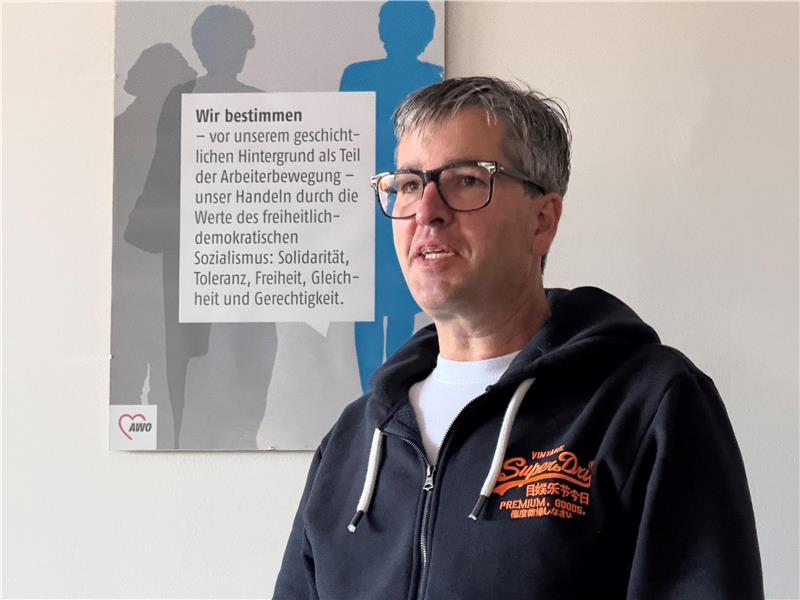 Ein Mann blickt in die Kamera.