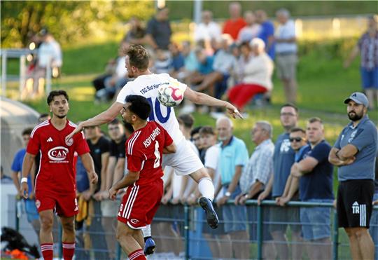 Oliver Kühl (re.), der hier von Vahdet-Spieler Ali Elibol bearbeitet wird, steht mit der TSG Bad Harzburg im Viertelfinale des Bezirkspokals. Foto: Epping