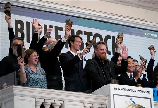 Oliver Reichert (2.v.r), CEO von Birkenstock, winkt, als er die Eröffnungsglocke der New Yorker Börse läutet, kurz bevor sein Unternehmen offiziell an die Börse geht.