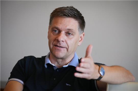 Oliver Ruhnert spricht.
