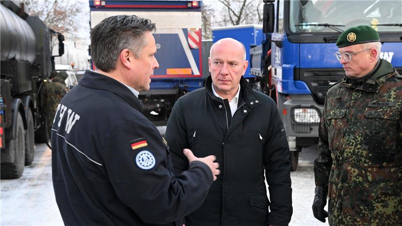 Oliver Schultz (l-r) vom Technischen Hilfswerk, Kai Wegner (CDU), Regierender Bürgermeister, und Brigadegeneral Horst Busch, unterhalten sich.