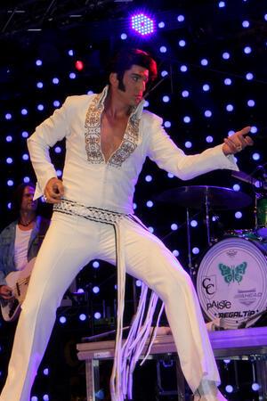 Das wird bei Harzburgs Open-Air-Summernight im Badepark geboten Oliver Steinhoff – hier bei der Open-Air-Summernight 2018 – ist der bisher einzige deutschsprachige Elvis-Darsteller mit vielen internationalen Auszeichnungen.