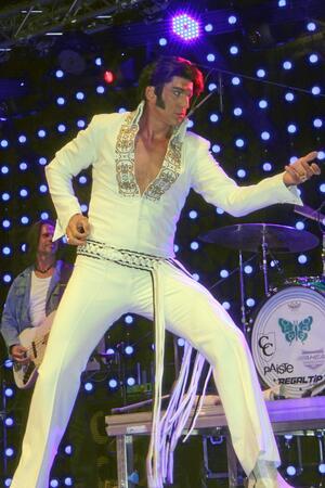 Bad Harzburg feiert mit dem King eine rockige Sommernacht Oliver Steinhoff sieht Elvis nicht nur zum Verwechsesln ähnlich, er singt auch (fast) wie das Original.