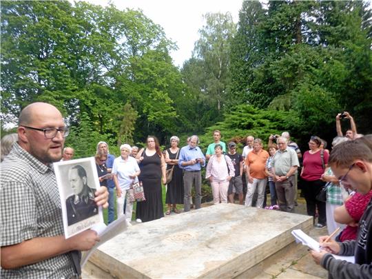 Oliver Turk (li.) organisiert für den Verein Spurensuche Friedhofsbesichtigungen, etwa zum Grab des sogenannten Reichsbauernführers Walther Darré. Archivfoto: Hartmann