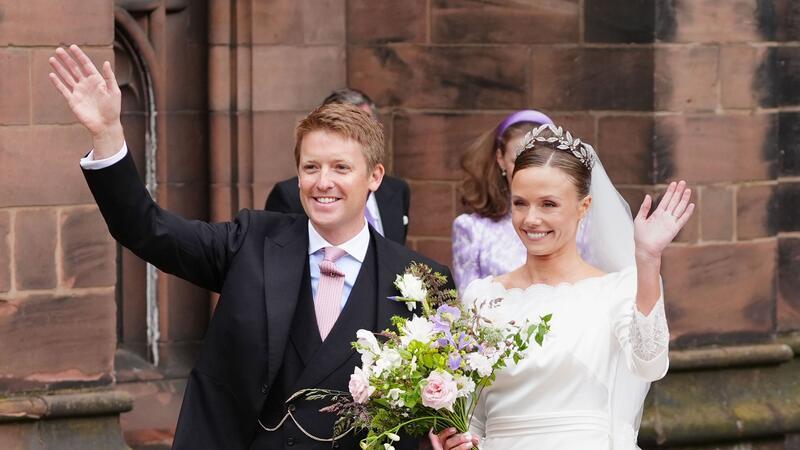 Prinz William bei „Hochzeit des Jahres“ gesichtet Olivia Henson und Hugh Grosvenor, der Duke of Westminster, verlassen nach ihrer Hochzeit die Kathedrale von Chester.