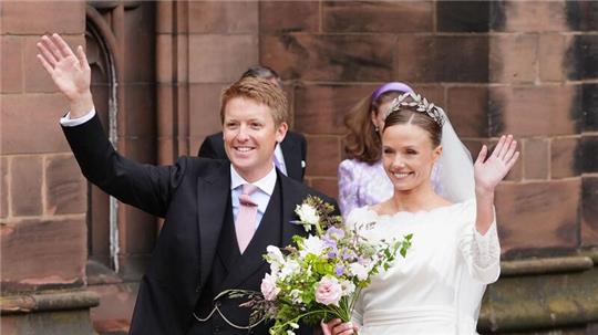 Olivia Henson und Hugh Grosvenor, der Duke of Westminster, verlassen nach ihrer Hochzeit die Kathedrale von Chester.
