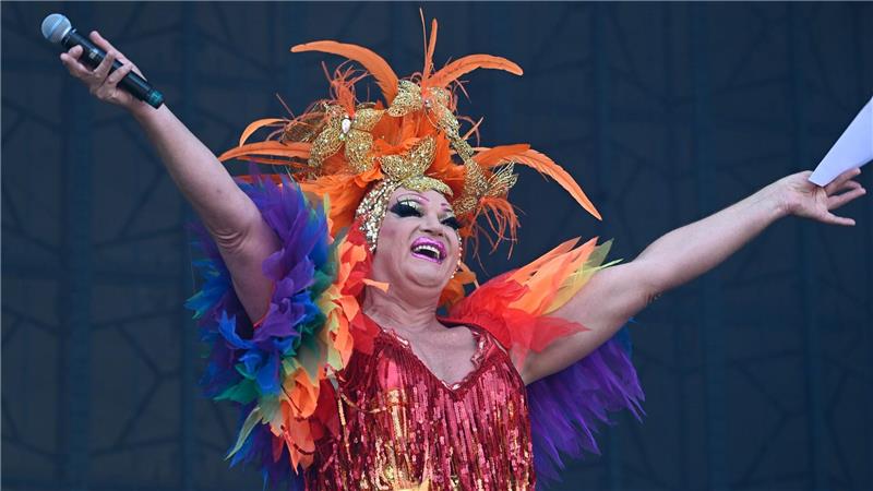 „Rainbow Festival“: Mit Regenbögen und Musik gegen Hetze Olivia Jones in Köln - und in Gedanken in Budapest.