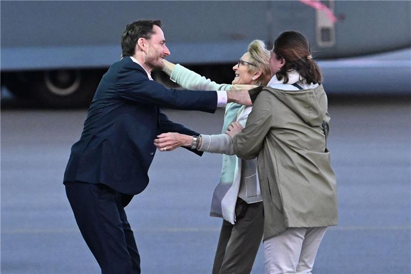 Belgien und Iran vollziehen umstrittenen Gefangenenaustausch Olivier Vandecasteele (l) trifft seine Familie bei der Ankunft auf dem Militärflughafen Melsbroek.