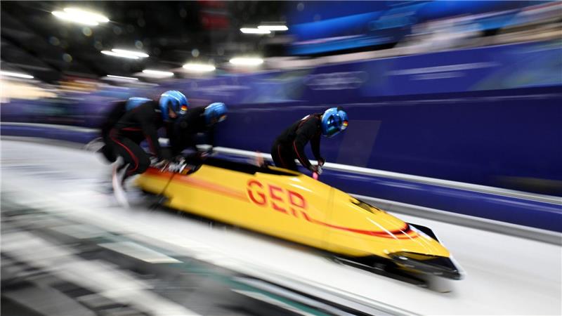 Olympia, Olympische Winterspiele Mailand Cortina 2026, Bob, Viererbob, Männer, Training im Cortina Sliding Centre, Johannes Lochner (Deutschland) und sein Team starten zum Trainingslauf.
