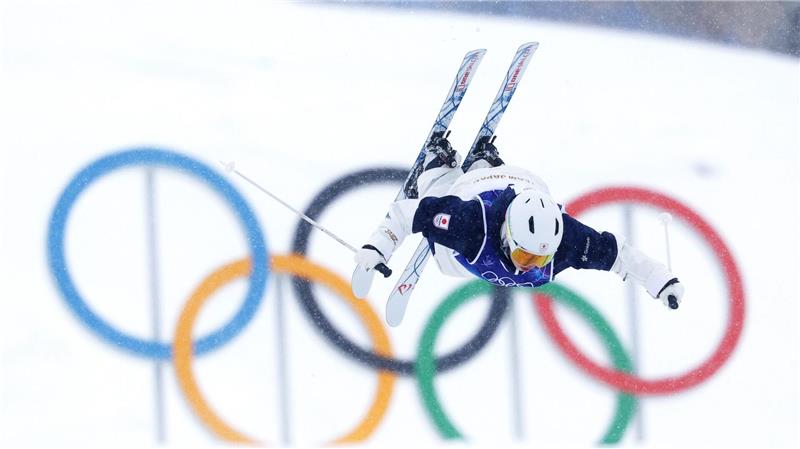 Olympia, Olympische Winterspiele Mailand Cortina 2026, Ski Freestyle, Finale, Parallel-Buckelpiste, Frauen, Hinako Tomitaka (Japan) in Aktion.