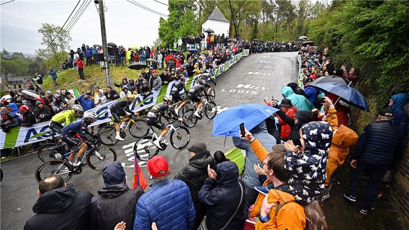 Sieg an der Mauer von Huy: Pogacar gewinnt Flèche Wallonne Olympiasieger Remco Evenepoel (M) mit goldenem Helm an der Mauer von Huy. Rechts neben ihm Tadej Pogacar.