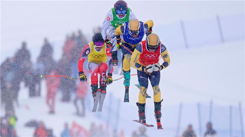 Olympische Winterspiele 2026 - Ski Freestyle, Ski Cross, Männer, Achtelfinale, Florian Wilmsmann (vorne r, Deutschland) und Cornel Renn (2.v.r, Deutschland) in Aktion. 