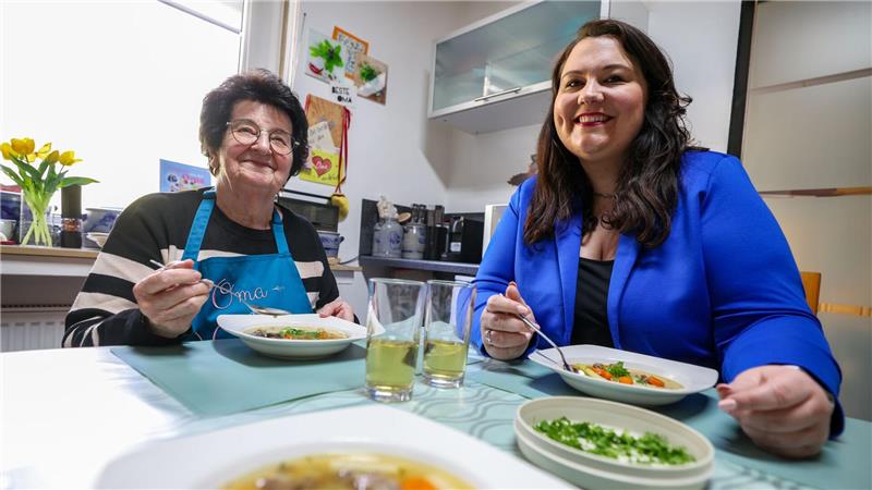 Erfolgsrezept Natürlichkeit: Wenn Oma viral geht Oma Annemarie und ihre Enkelin Vanessa genießen die gemeinsame Zeit, die sie durch das Video-Projekt miteinander verbringen.