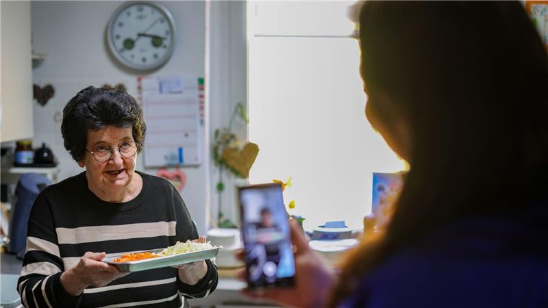 Erfolgsrezept Natürlichkeit: Wenn Oma viral geht Oma kocht, Vanessa filmt - wie lange die zwei noch Videos machen, hängt ganz davon ab, wie lange Annemarie noch möchte.