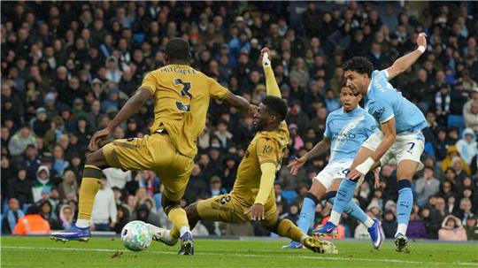 Omar Marmoush (r) von Manchester City erzielt das 2:0.