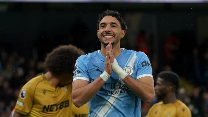 Omar Marmoush (r) von Manchester City freute sich über drei Punkte.