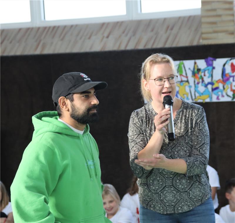 Wolfshagen: Breakdance-Profi zeigt Schülern wie es geht Omar Qiami und Schulleiterin Simone Maibaum moderieren die Vorführung der Kids an.