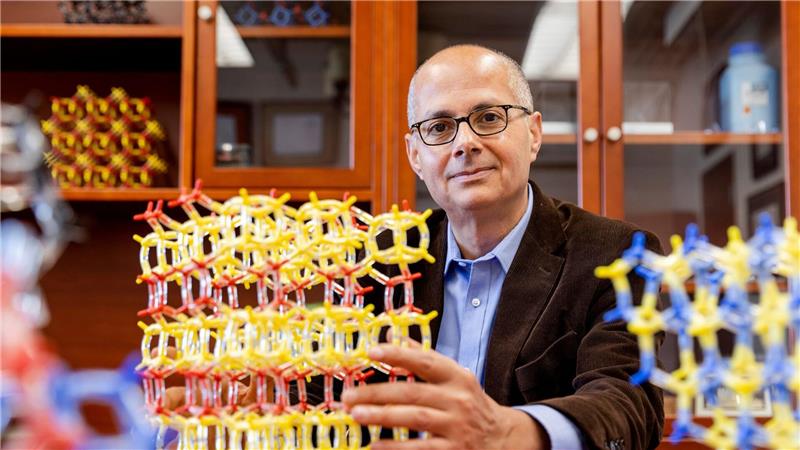 Apartments für Moleküle: Nobelpreis für drei Chemiker Omar Yaghi wuchs seiner Universität zufolge als Kind palästinensischer Flüchtlinge mit vielen Geschwistern in Amman ohne Elektrizität oder fließendes Wasser auf.