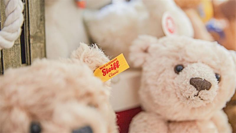 Omnipräsent in vielen Kinderzimmern: die Plüschbären mit Knopf im Ohr. (Archivbild)