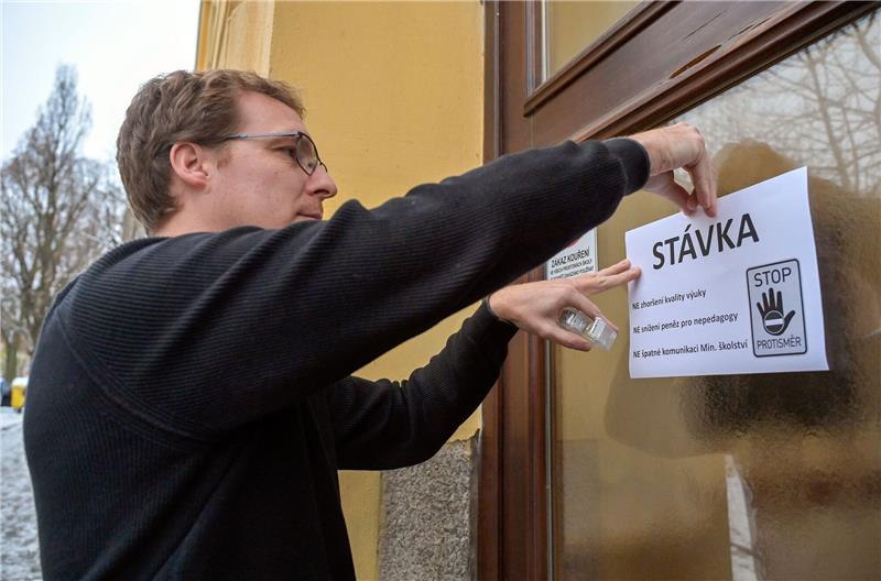 Tschechien: Landesweiter Protest gegen Sparkurs Ondrej Levak, ein Vertreter der Schulgewerkschaft, befestigt ein Informationsblatt am Eingang des Gymnasium Jihlava.