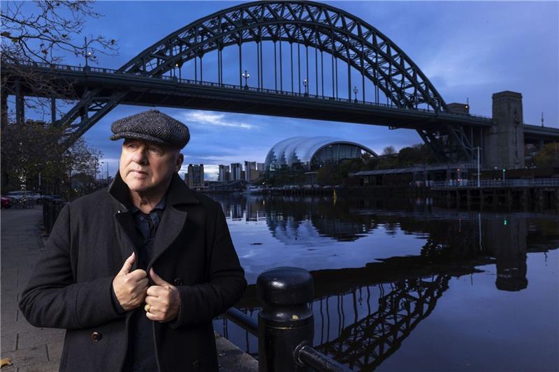 „One Deep River” - Neues Album von Mark Knopfler «One Deep River»: Mark Knopfler vor der Tyne Bridge.