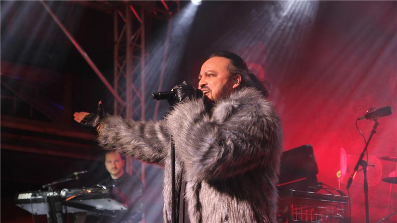 Rammelsberg: Glückauf-Konzerte lassen die Schlosserei neu aufleben Das Foto zeigt den Frontmann der Band "Oomph!" mit Mikrofon auf der Bühne am Rammelsberg.