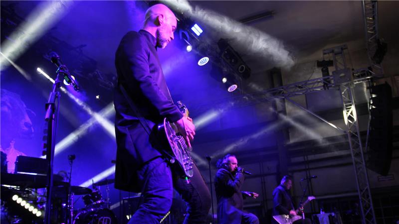 „Oomph!“-Gitarrist steht auf der Bühne.