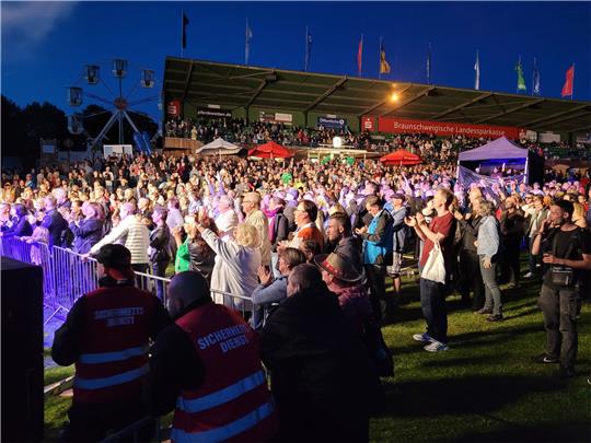 Open Air Rennbahn Karina Klüber Remode Mit18Band Foto: Exner