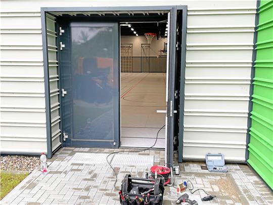 Open-Door-Policy: Geschraubt wird auch noch an den Türen. Foto: Heine