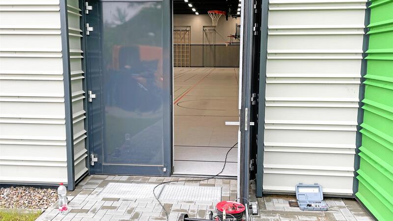 Kommentar: Landrat Potemkin und seine Vienenburger Sporthalle Open-Door-Policy: Geschraubt wird auch noch an den Türen.