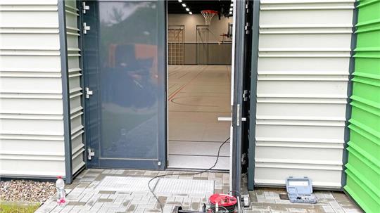 Open-Door-Policy: Geschraubt wird auch noch an den Türen.