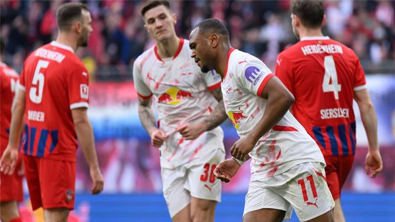 „Selbst schwer gemacht“: Leipzig nur Remis gegen Heidenheim Openda (2.v.r.) beendet seine Torflaute und trifft zum 1:2-Anschluss für RB Leipzig.