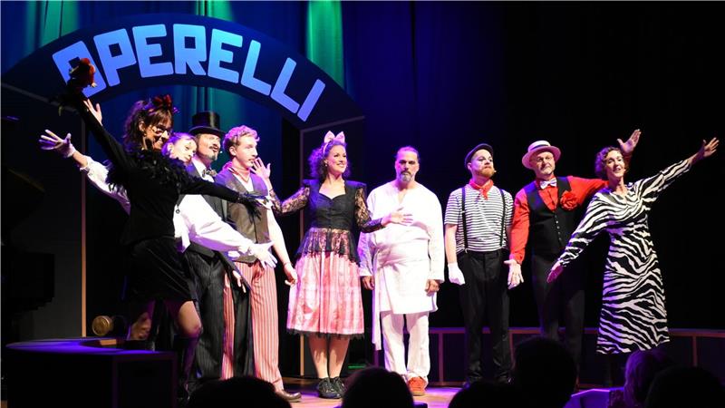 Das Foto zeigt einen Ausschnitt aus dem Bühnenstück "Operelli" im Kulturkraftwerk.