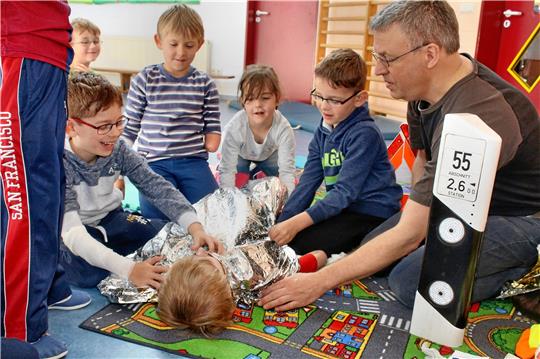 Operation geglückt, Patient lebt: In der ehemaligen DRK-Kita Döhren – hier eine Aufnahme von einem Erste-Hilfe-Kurs für Kinder – zieht nun ein neuer Träger ein. Die Johanniter wollen die Einrichtung zum 1. Juli übernehmen..  Archivfoto: Leifeld