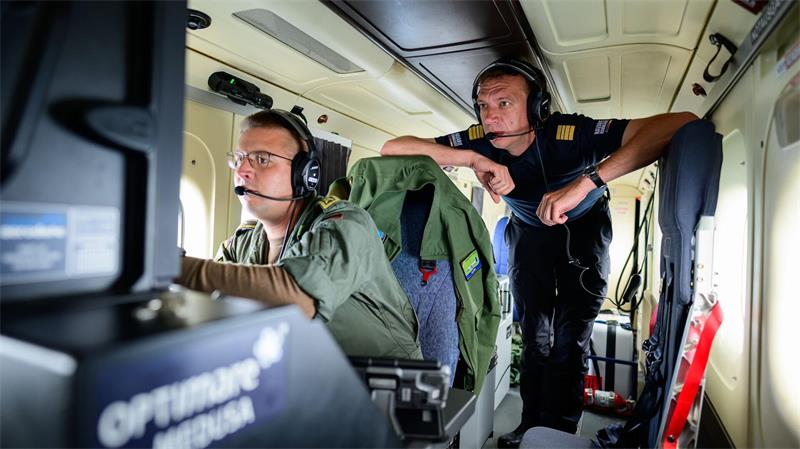 Im Tiefflug übers Meer – So spüren Öljäger Umweltsünder auf Operator Kevin (l.) und Benedikt Spangardt vom Havariekommando verfolgen Überwachungsaufnahmen auf einem Monitor.