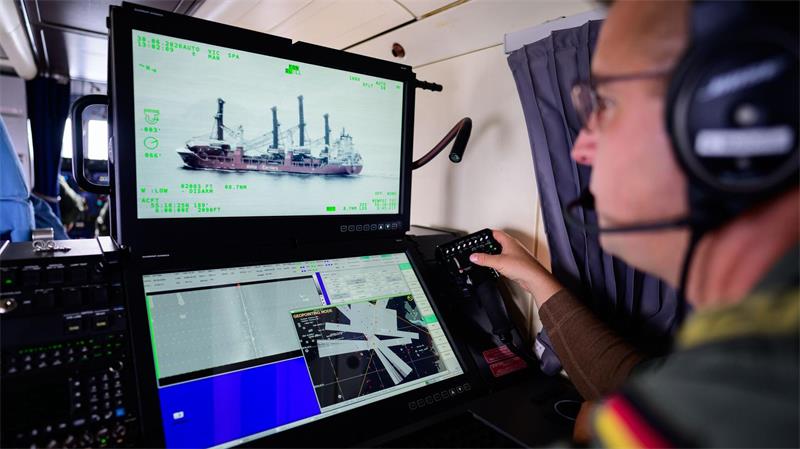 Operator Kevin steuert Kameras und Messinstrumente an Bord des Flugzeugs. 
