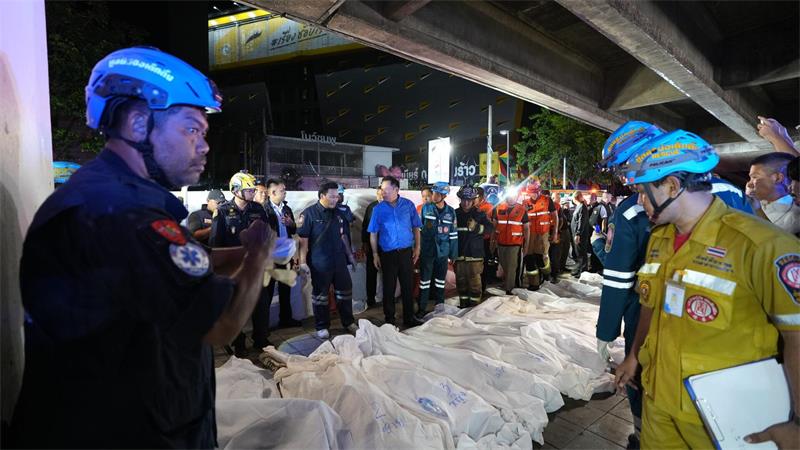 Opfer der Brandkatastrophe wurden mit Tüchern bedeckt.