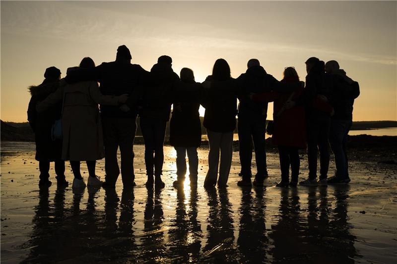 Nordirland gedenkt dem Ende des Bürgerkrieges vor 25 Jahren Opfer und Überlebende des Nordirland-Konflikts haben sich am Karfreitag bei Sonnenaufgang zum Gedenken versammelt.