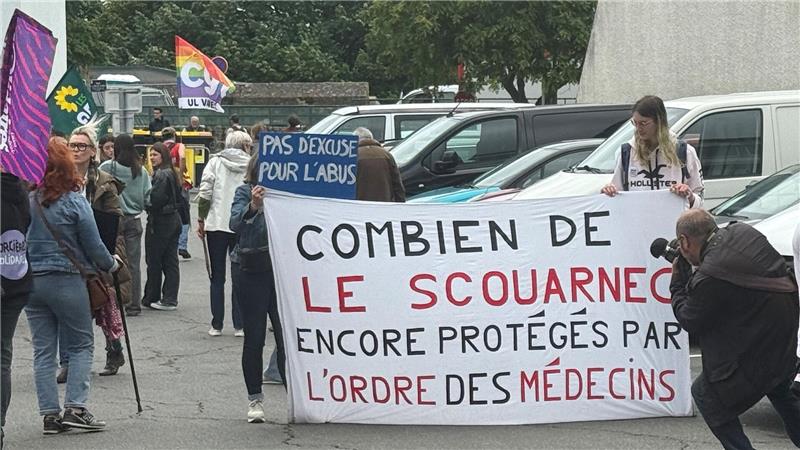 299-facher Missbrauch: 20 Jahre Haft für Arzt in Frankreich Opfervertreter demonstrierten vor dem Gericht und forderten mehr Schutz von Kindern vor Sexualstraftaten.