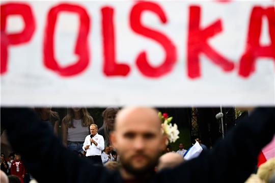 Oppositionsführer Donald Tusk spricht während des Marsches zur Unterstützung der Opposition gegen die populistische Regierungspartei Recht und Gerechtigkeit (PiS).