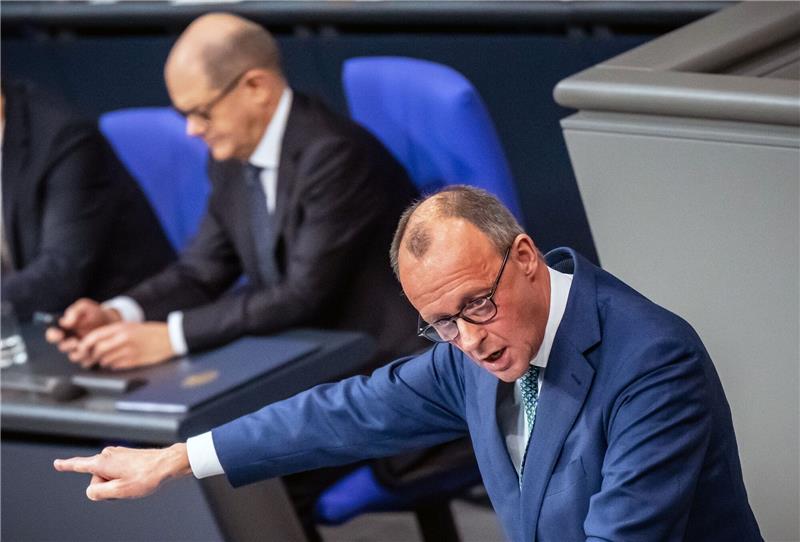 Reaktionen auf die Einigung im Haushaltsstreit Oppositionsführer Friedrich Merz hat Bundeskanzler Olaf Scholz aufgefordert, zu Beginn des kommenden Jahres im Bundestag die Vertrauensfrage zu stellen.