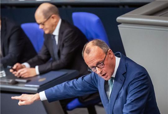 Oppositionsführer Friedrich Merz hat Bundeskanzler Olaf Scholz aufgefordert, zu Beginn des kommenden Jahres im Bundestag die Vertrauensfrage zu stellen.