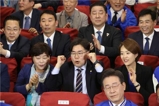 Oppositionsführer Lee Jae Myung und weitere Mitglieder der Demokratischen Partei (DP) reagieren auf die Bekanntgabe von Wählerbefragungen nach der Parlamentswahl.