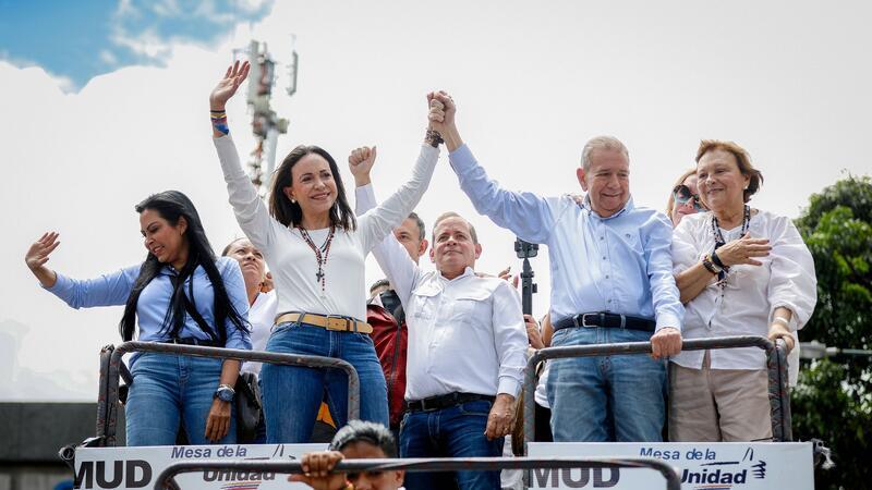 Venezuelas Opposition: „Maduros letztes Mittel ist Gewalt“ Oppositionsführerin Machado (links in der ersten Reihe) wirft Maduros Regierung Mord und Entführung vor..