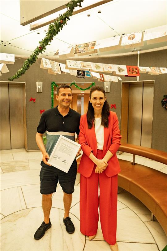 Oppositionspolitiker David Seymour und Neuseelands Premierministerin Jacinda Ardern posieren mit einem unterzeichneten Ausdruck Protokolls, in dem Ardern Seymour beleidigt.