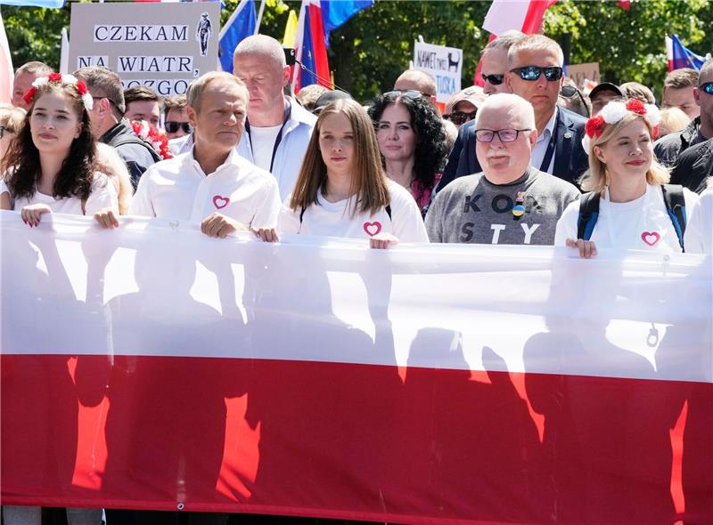 Oppositionspolitiker Donald Tusk (2.v.l) nimmt an der Seite von Polens Ex-Präsident Lech Walesa (2.v.r) und anderen Demonstranten an einem Protest gegen die Politik der PiS-Regierung teil.